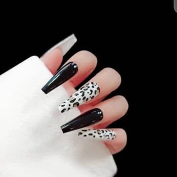 False nail comes with sticker . 24pcs In a pack